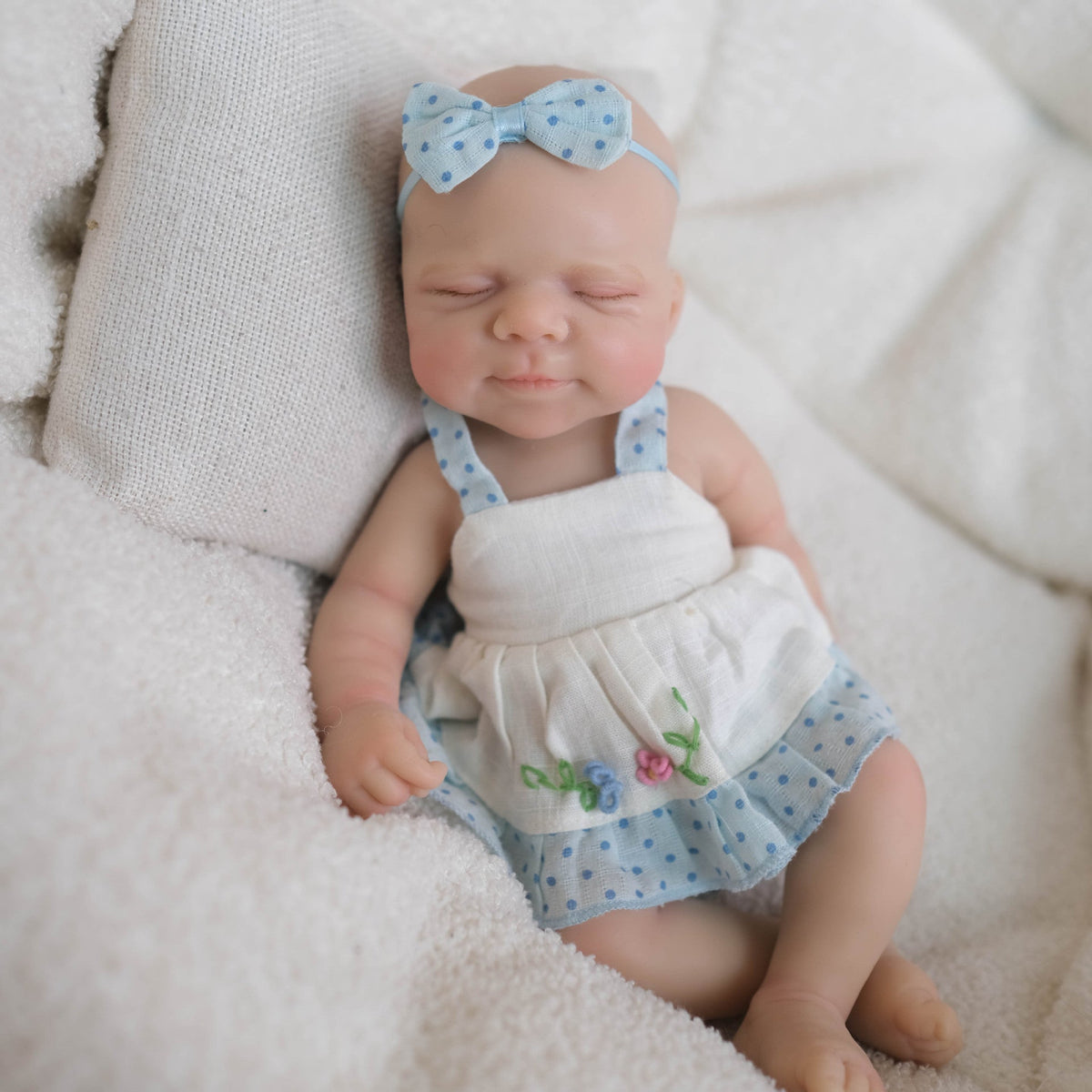 Pascale bambina reborn in silicone da 20 cm con abito blu