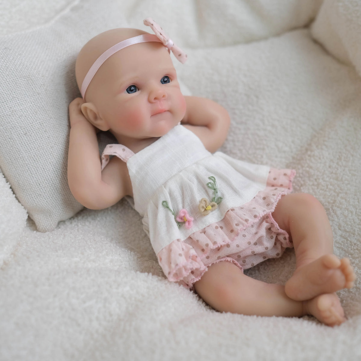 Bambina rinata Bettie in morbido silicone da 20 cm con abito bianco