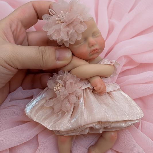 Bambola reborn Loulou in silicone 15cm occhi chiusi bambina con vestito rosa