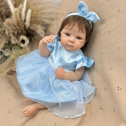 Bambina reborn Bettie 45 cm realistica in vinile con capelli corti e vestito blu
