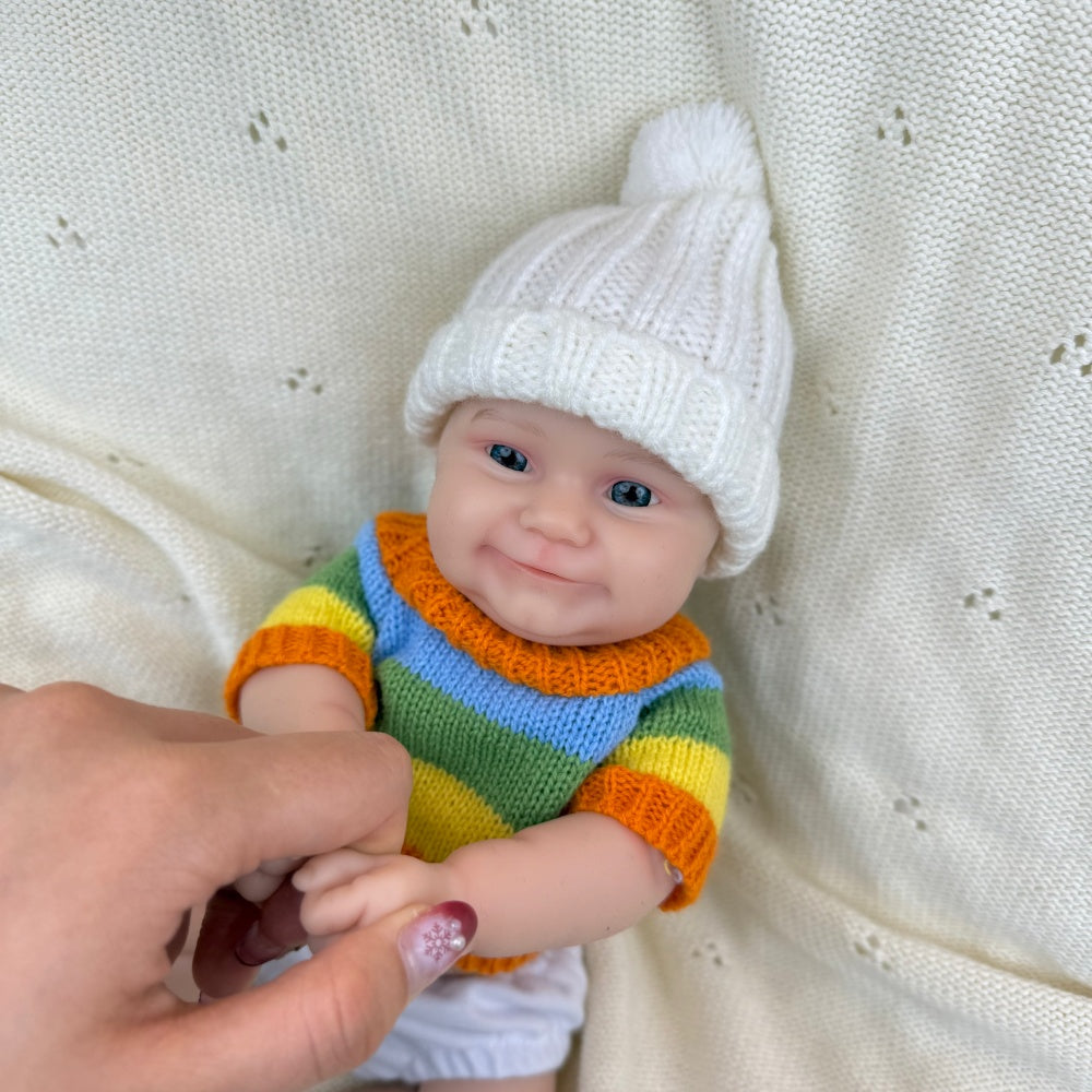 Bambola reborn Maddie Smile da 30cm interamente in silicone con maglione a righe colorate