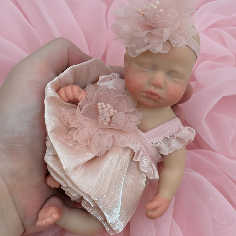 Bambola reborn Loulou in silicone 15cm occhi chiusi bambina con vestito rosa