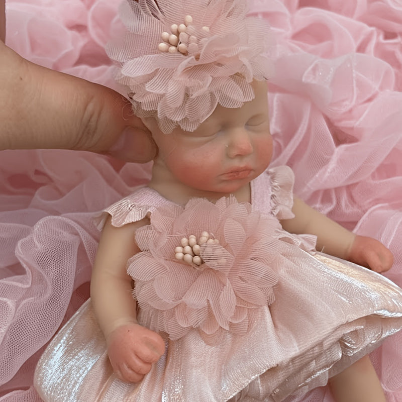 Bambola reborn Loulou in silicone 15cm occhi chiusi bambina con vestito rosa