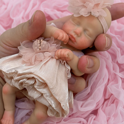 Bambola reborn Loulou in silicone 15cm occhi chiusi bambina con vestito rosa