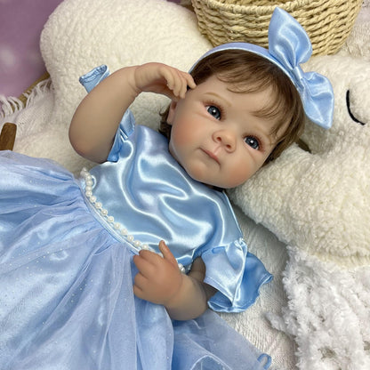Bambina reborn Bettie 45 cm realistica in vinile con capelli corti e vestito blu