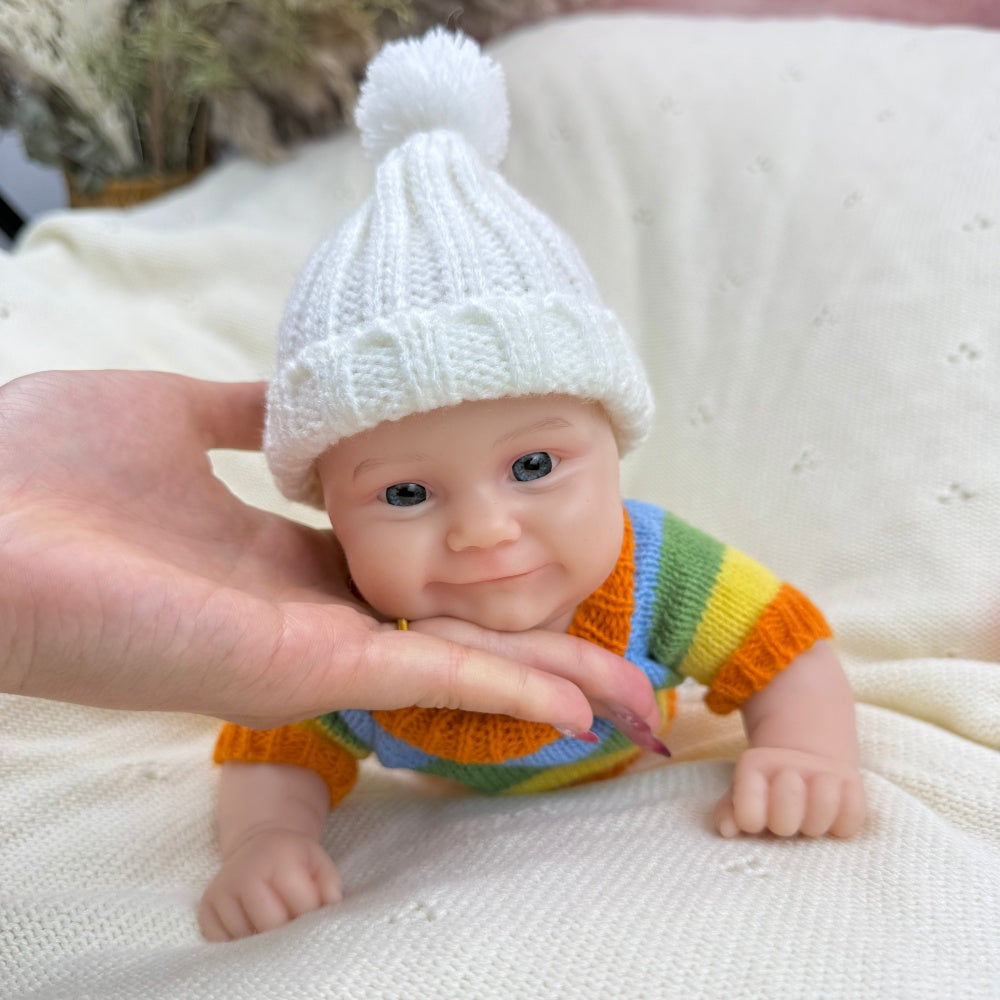 Bambola reborn Maddie Smile da 30cm interamente in silicone con maglione a righe colorate