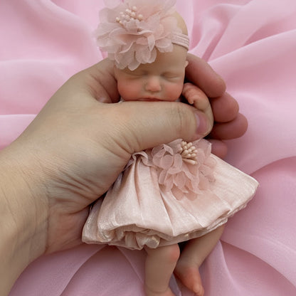 Bambola reborn Loulou in silicone 15cm occhi chiusi bambina con vestito rosa
