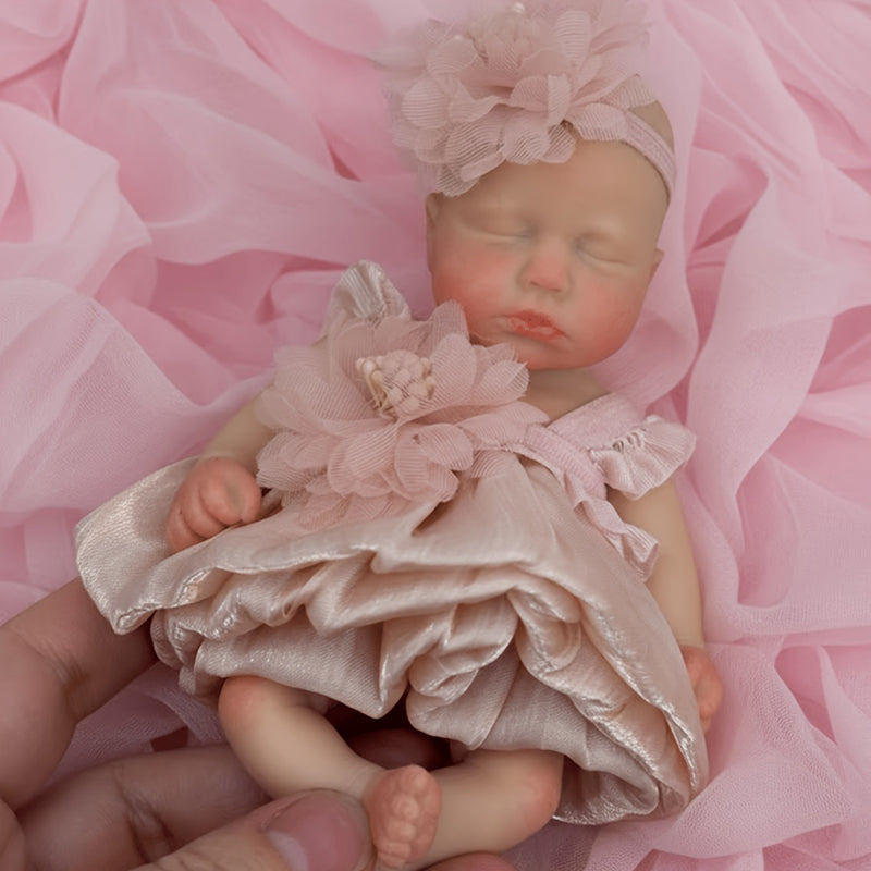 Bambola reborn Loulou in silicone 15cm occhi chiusi bambina con vestito rosa