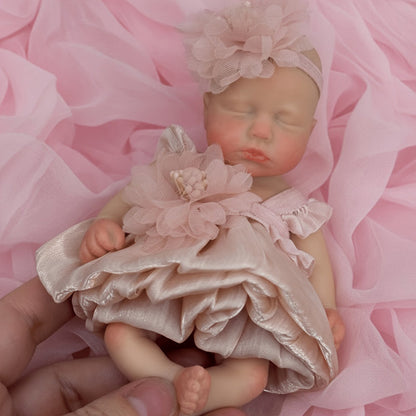 Bambola reborn Loulou in silicone 15cm occhi chiusi bambina con vestito rosa