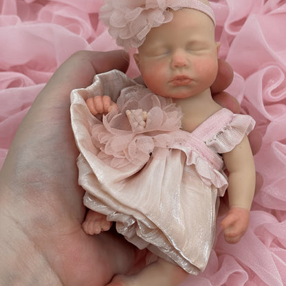 Bambola reborn Loulou in silicone 15cm occhi chiusi bambina con vestito rosa