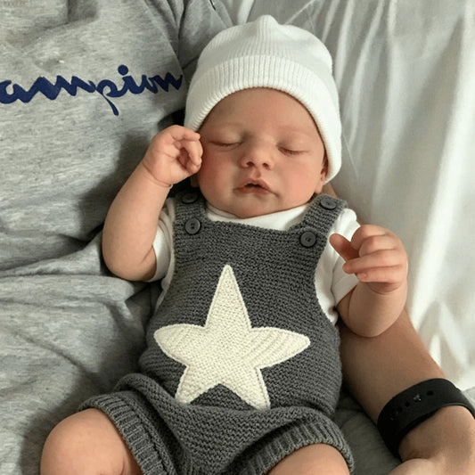 Bambola reborn Sam da 19 pollici con occhi chiusi vestita con abiti grigi a stelle