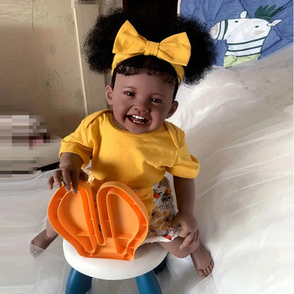 Bambola Reborn Mila afroamericana con capelli ricci e sorriso da 60 cm