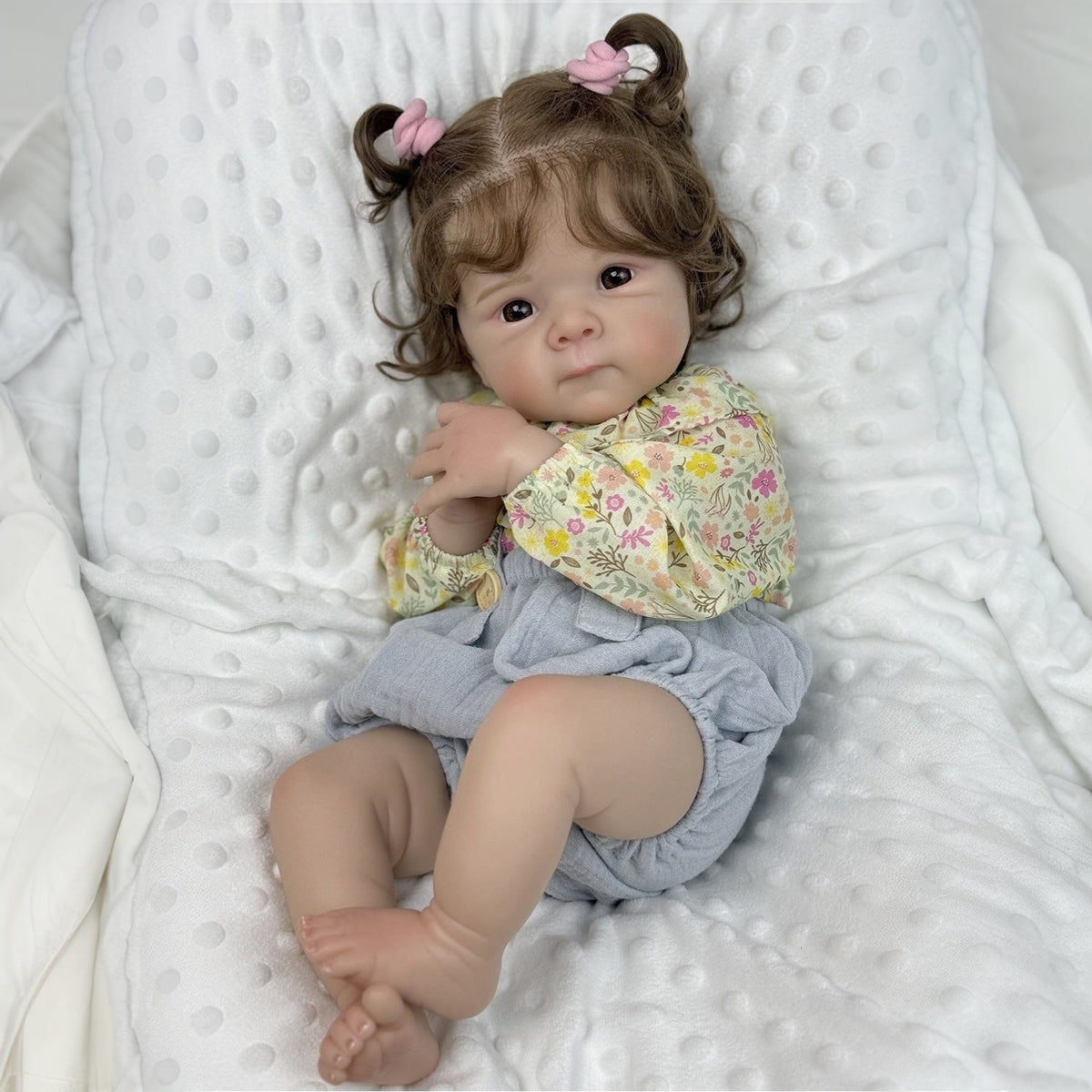 Bambola Reborn Bettie da 48 cm con occhi aperti e corpo morbido in abiti floreali