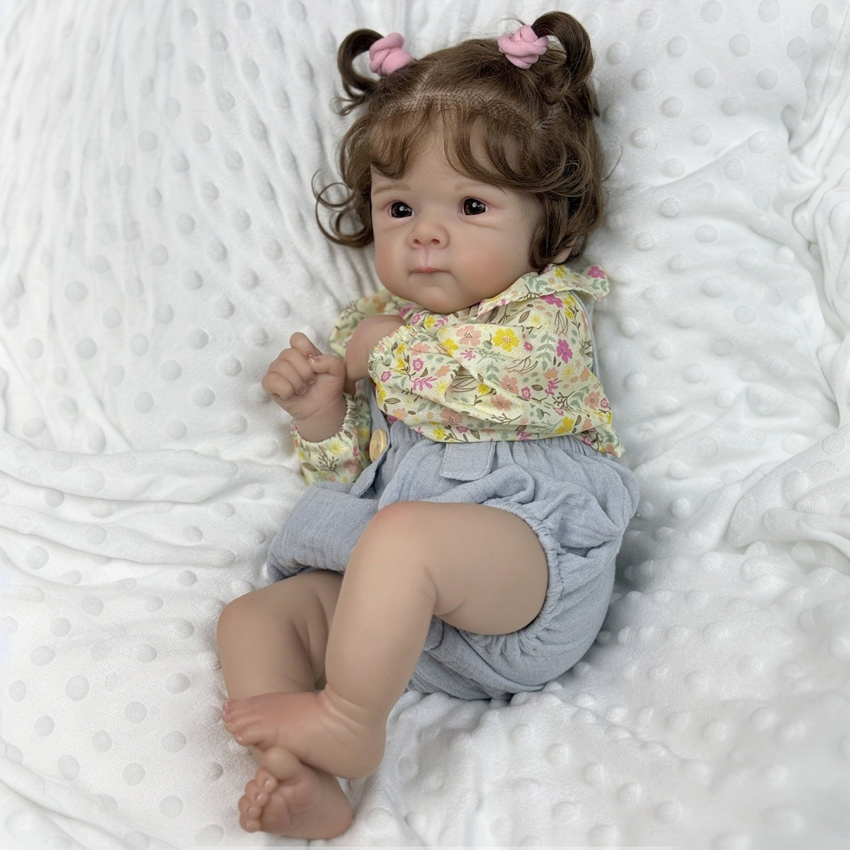 Bambola Reborn Bettie da 48 cm con occhi aperti e corpo morbido in abiti floreali