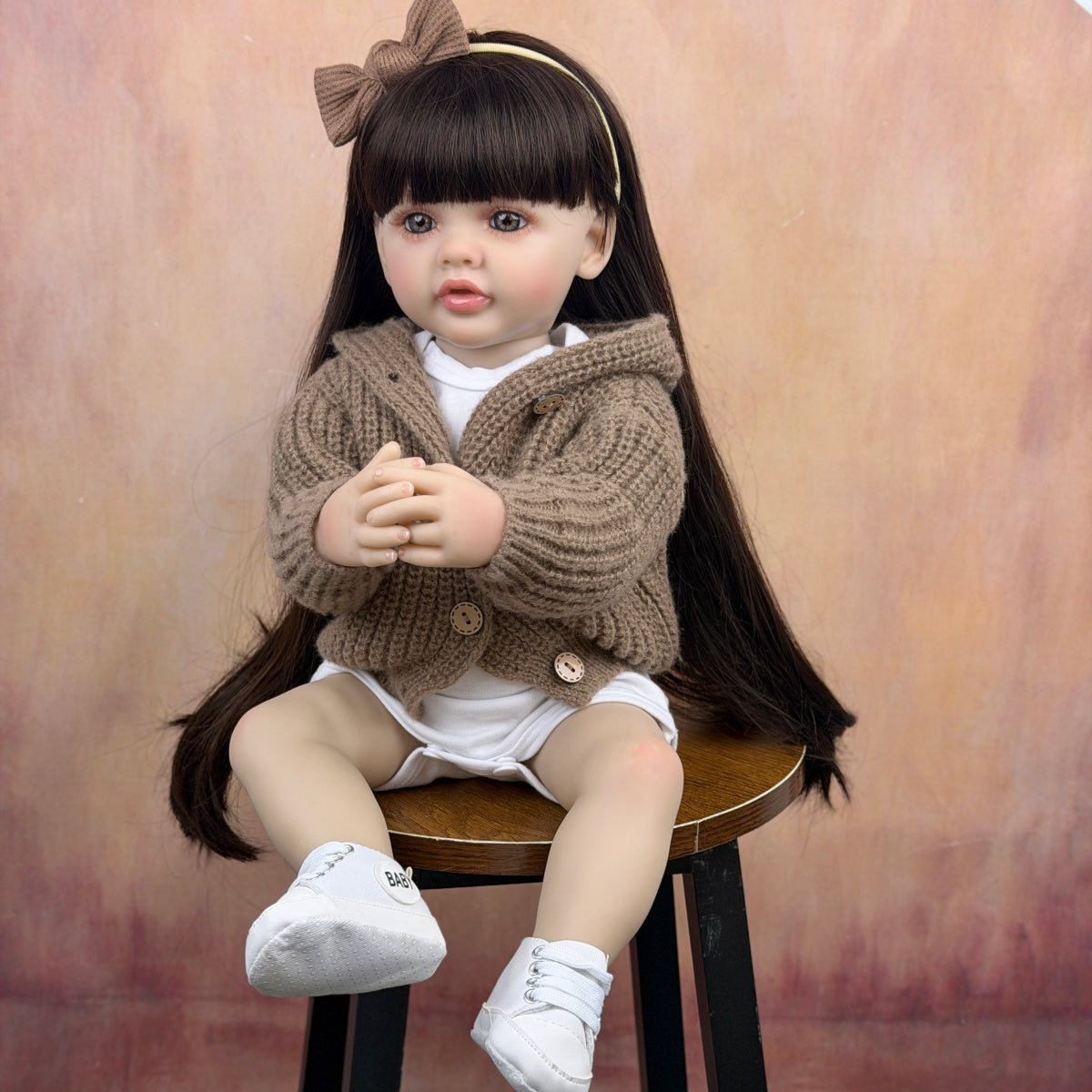 Bambina reborn di 55 cm con capelli lunghi e maglione marrone - Betty