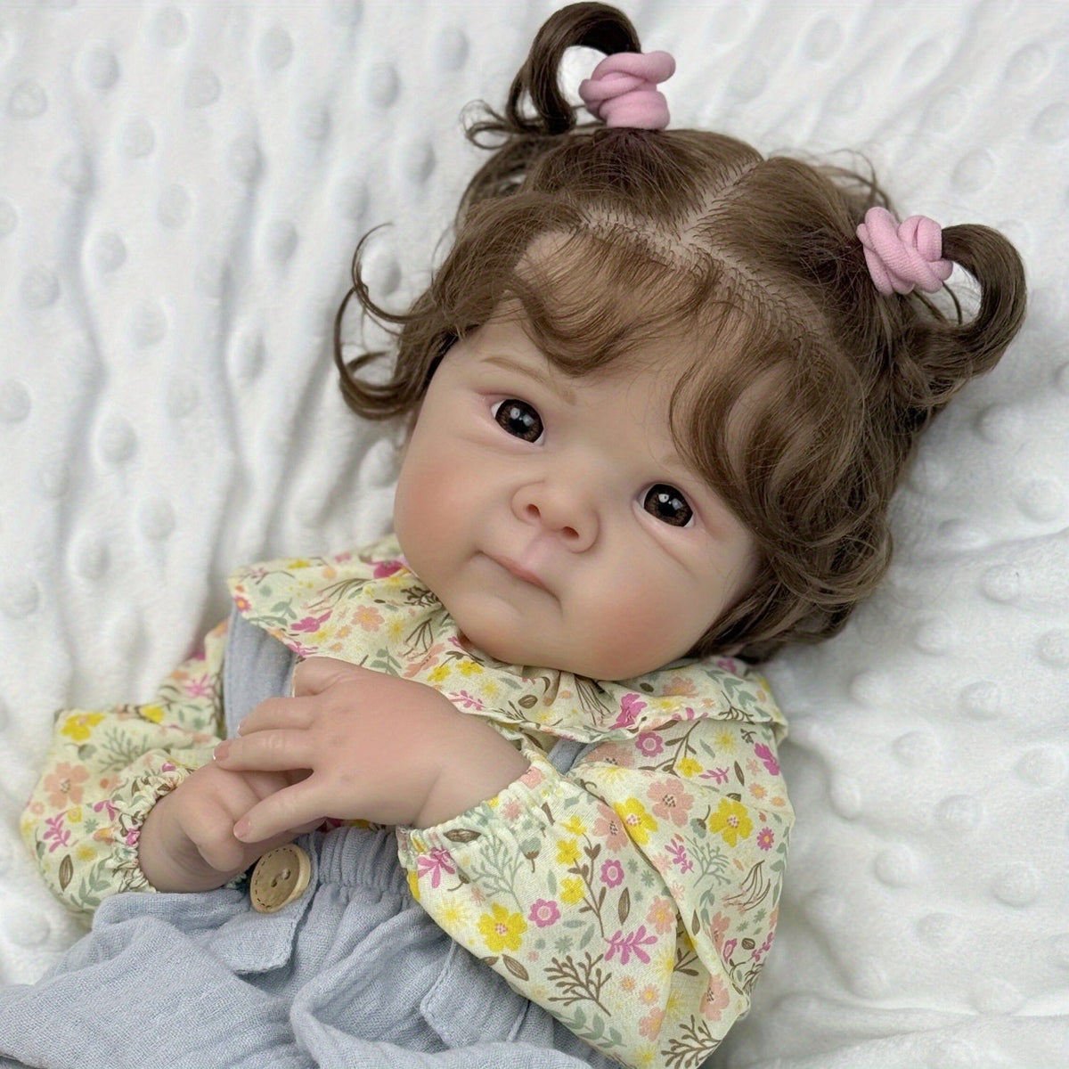 Bambola Reborn Bettie da 48 cm con occhi aperti e corpo morbido in abiti floreali
