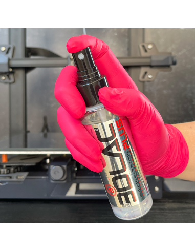 3DLAC PLUS 100 ml in de hand voor een 3D-printer