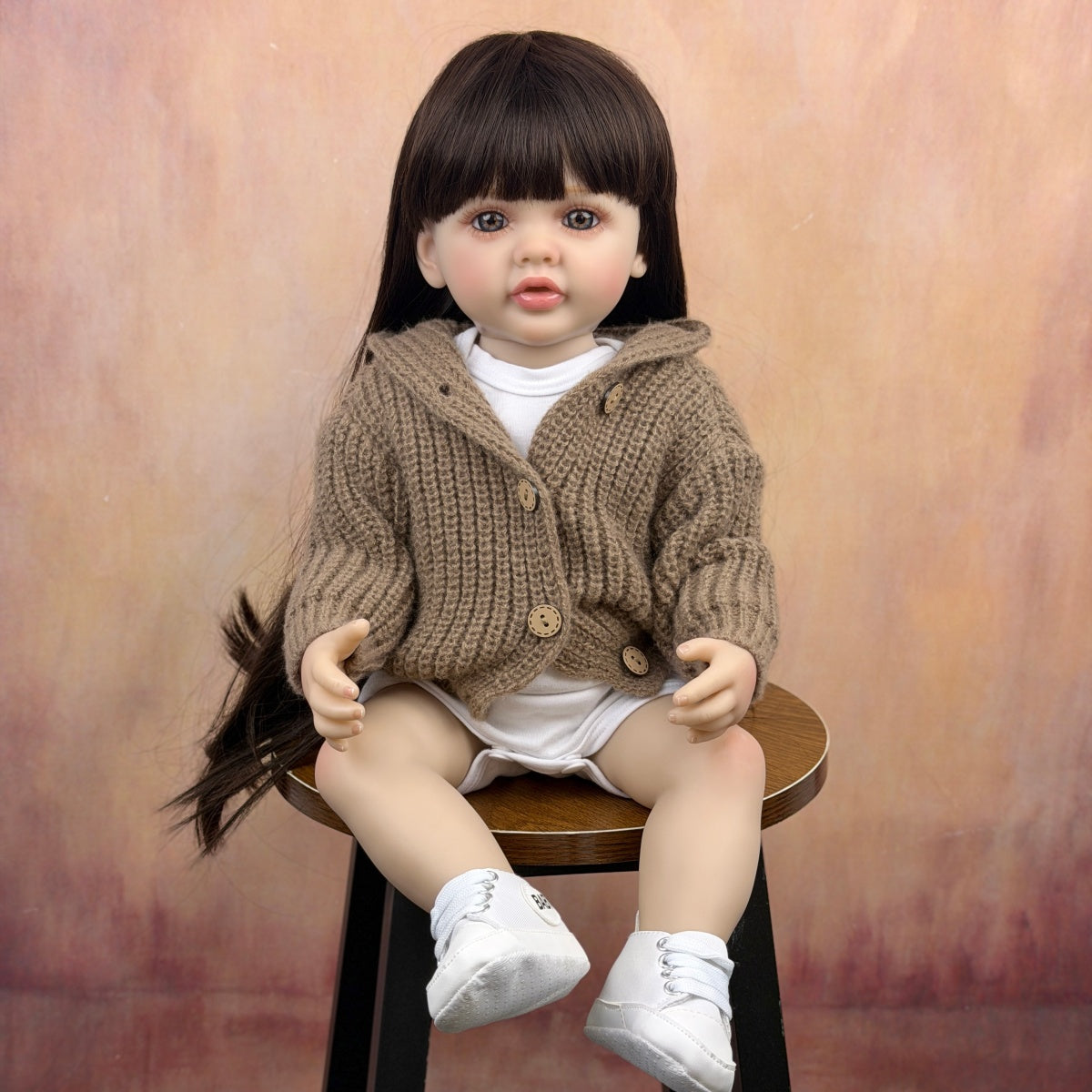 Bambina reborn di 55 cm con capelli lunghi e maglione marrone - Betty