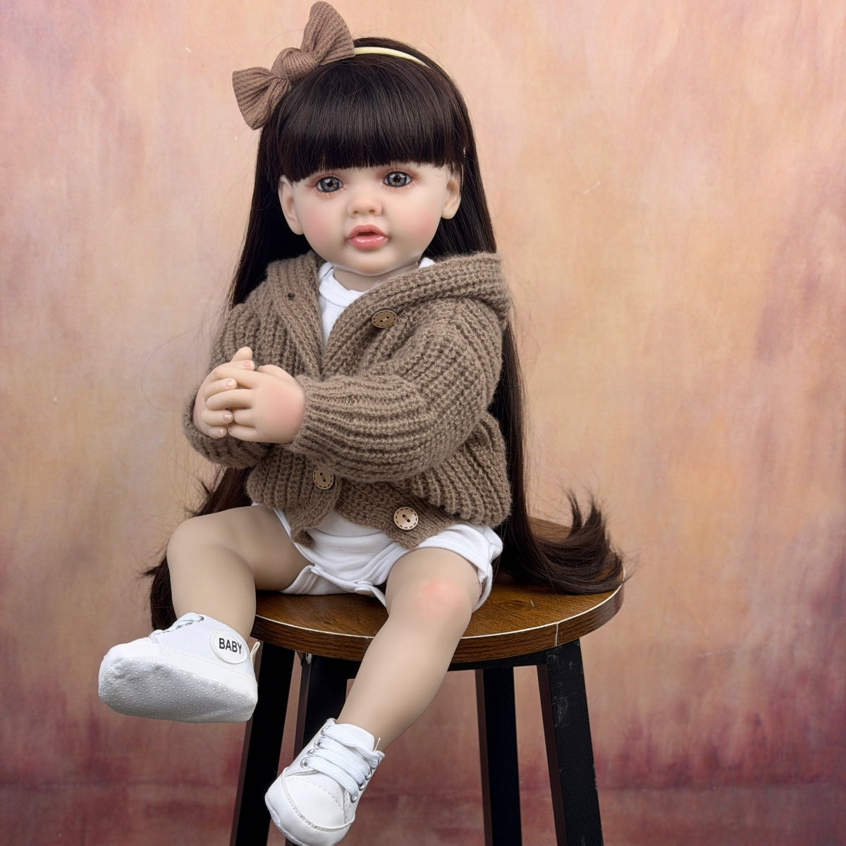 Bambina reborn di 55 cm con capelli lunghi e maglione marrone - Betty