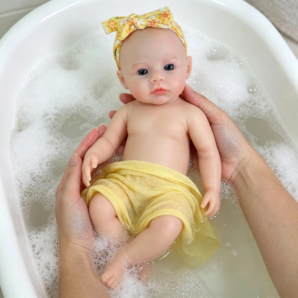 Neonata rinata in morbido silicone da 30 cm con abito a fiori gialli
