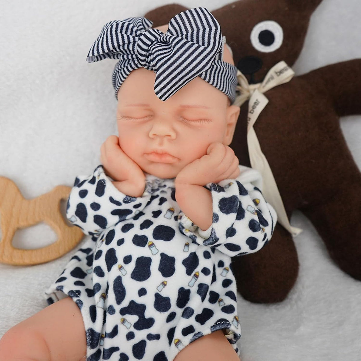 Bambola reborn Loulou in silicone da 30 cm realistica con occhi chiusi in abiti bianchi e neri