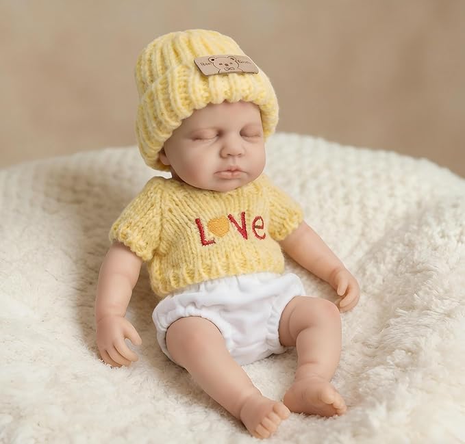 Loulou Bambina rinata in silicone da 20 cm con maglione giallo