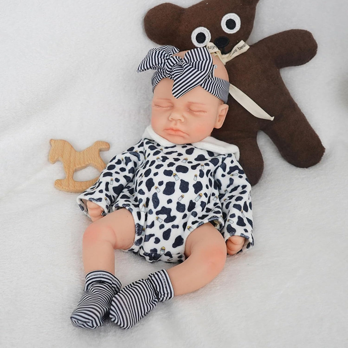 Bambola reborn Loulou in silicone da 30 cm realistica con occhi chiusi in abiti bianchi e neri