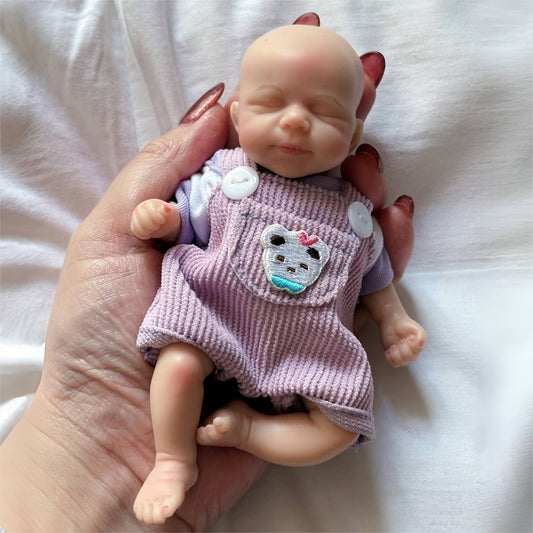 Mini bambola reborn in silicone da 6 pollici con occhi chiusi Pascale con vestitino da orsetto viola