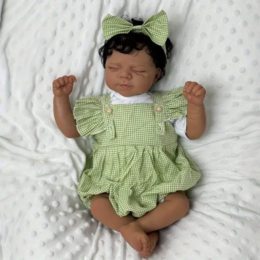 Bambola Reborn Sweet Janice da 19 pollici occhi chiusi pelle scura corpo morbido - Pascale