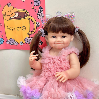 Bambola Reborn Raya da 55 cm con capelli lunghi e abito rosa