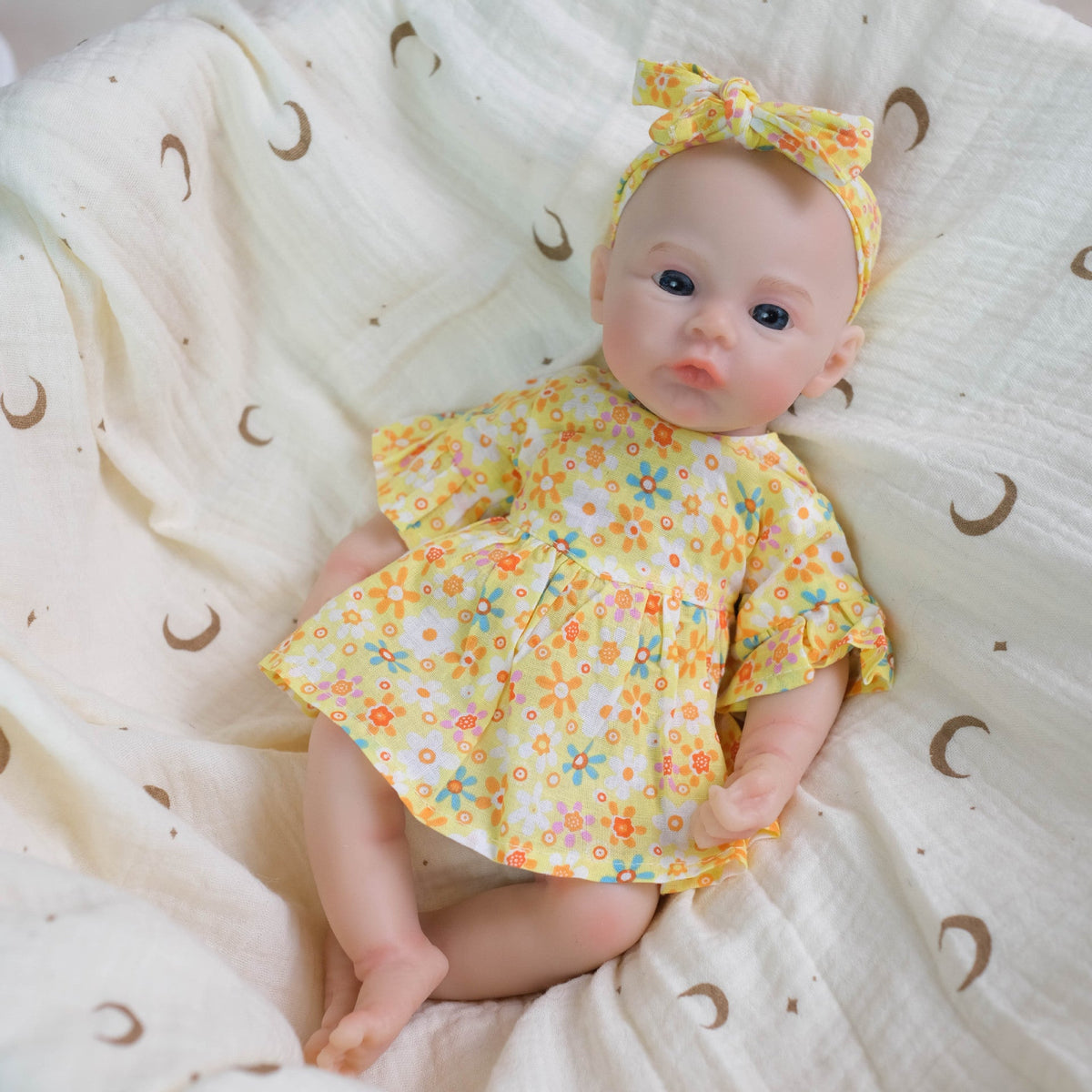 Neonata rinata in morbido silicone da 30 cm con abito a fiori gialli