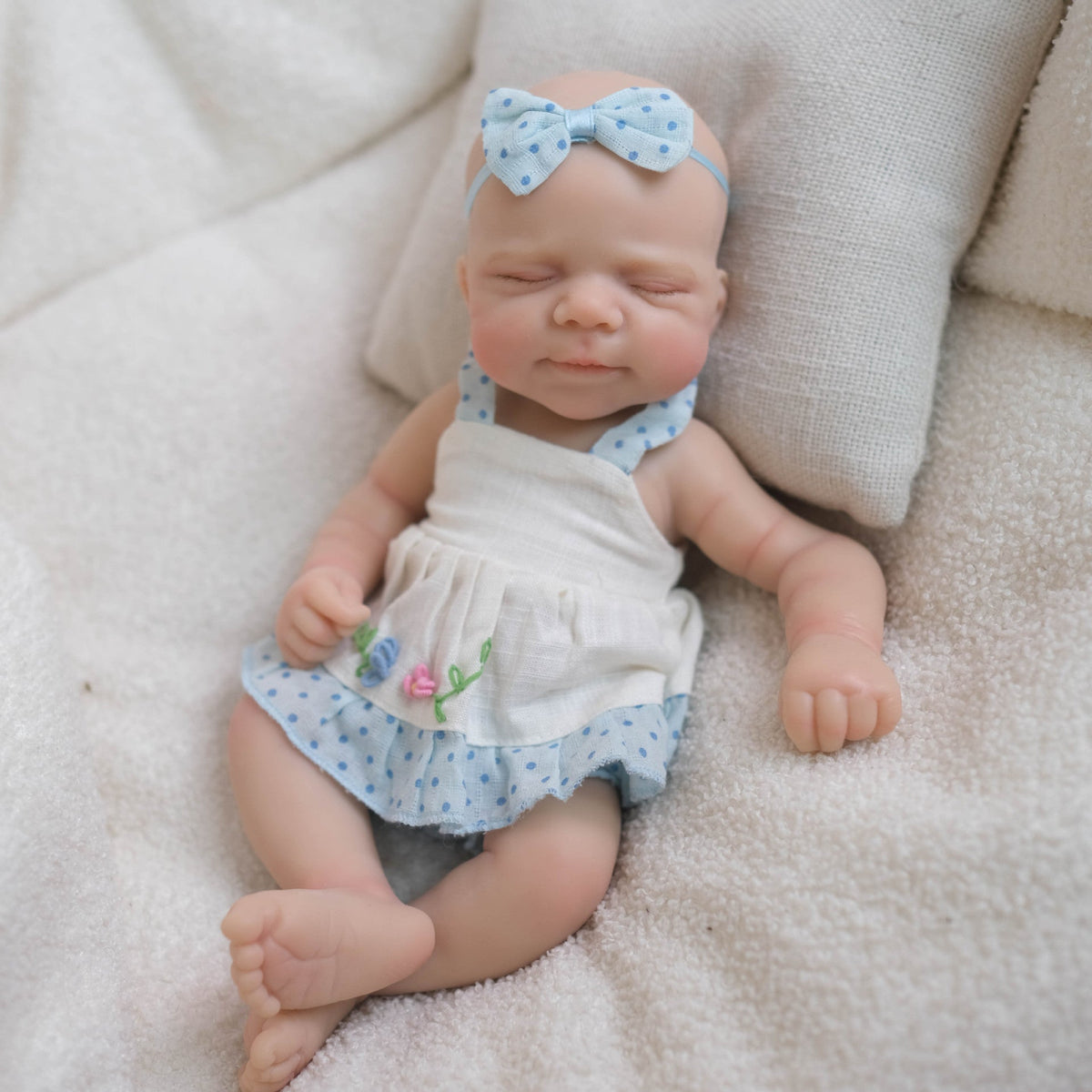 Pascale bambina reborn in silicone da 20 cm con abito blu