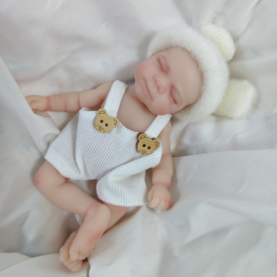 Mini bambola reborn in silicone da 6 pollici con occhi chiusi Pascale con salopette da orsetto