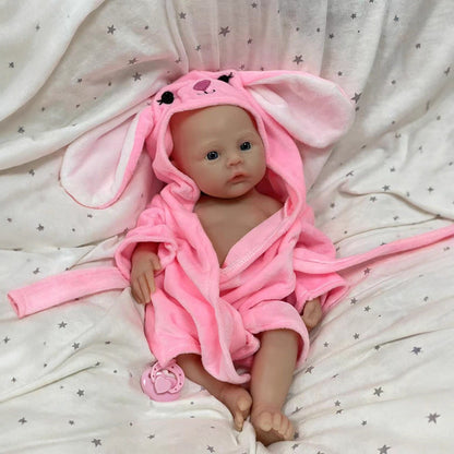 Neonata rinata in morbido silicone con occhi azzurri 30 cm in accappatoio rosa - Meadow