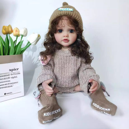 Bambola Reborn da 22 pollici con capelli ricci e maglione marrone - Betty
