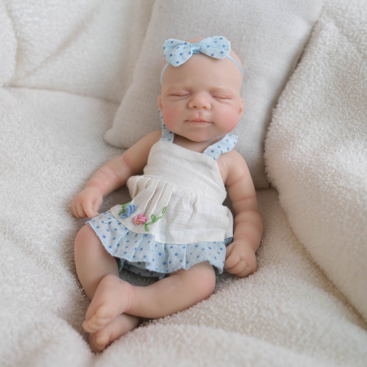Pascale bambina reborn in silicone da 20 cm con abito blu