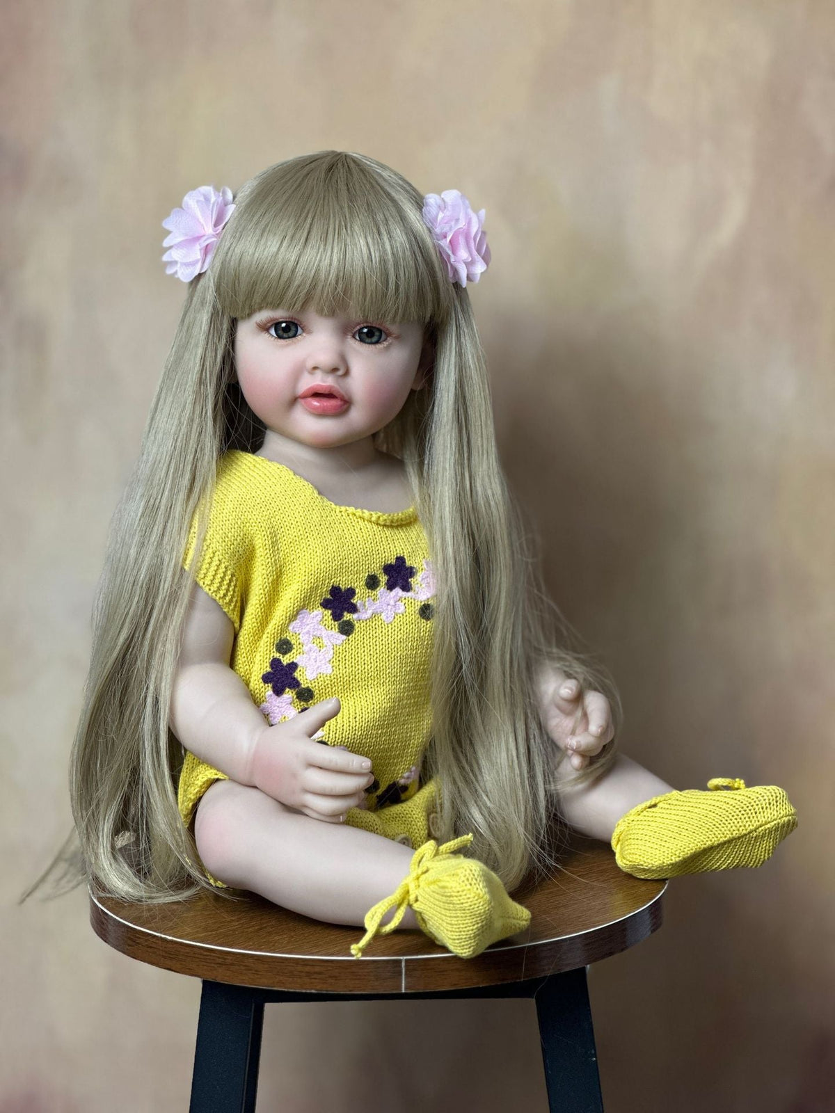 Bambina Reborn con Capelli Lunghi da 55 cm in Abiti Gialli - Betty