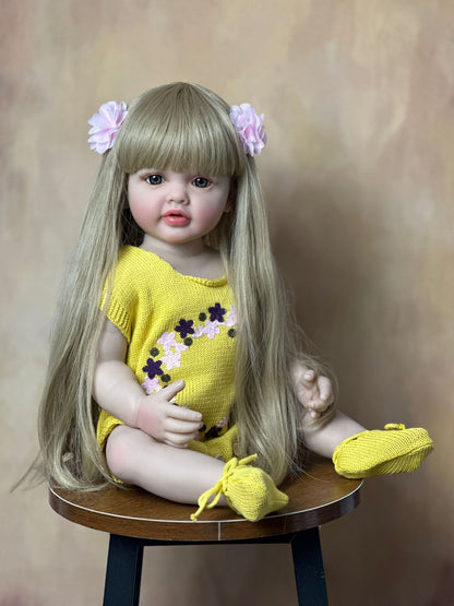 Bambina Reborn con Capelli Lunghi da 55 cm in Abiti Gialli - Betty