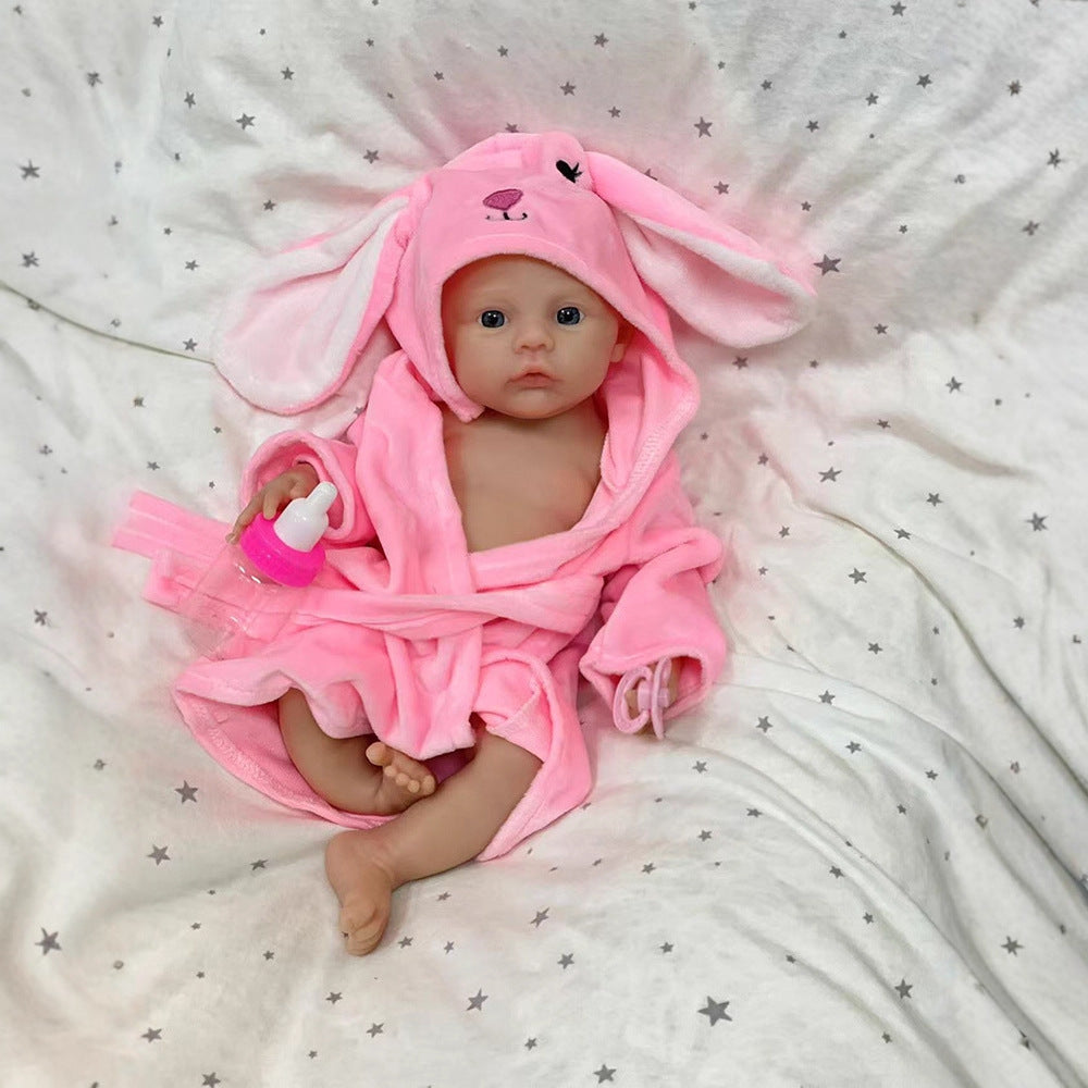 Neonata rinata in morbido silicone con occhi azzurri 30 cm in accappatoio rosa - Meadow