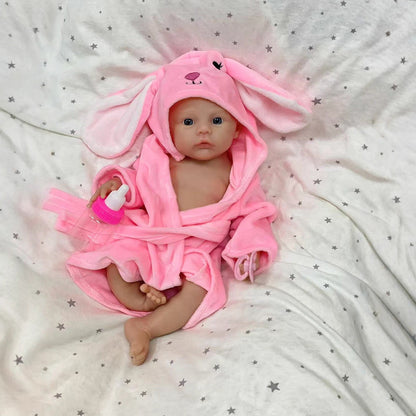 Neonata rinata in morbido silicone con occhi azzurri 30 cm in accappatoio rosa - Meadow