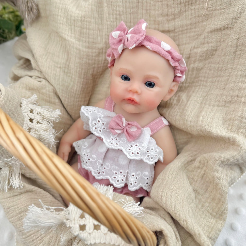 Bambina reborn Meadow in silicone da 30 cm con vestitini a pois rosa