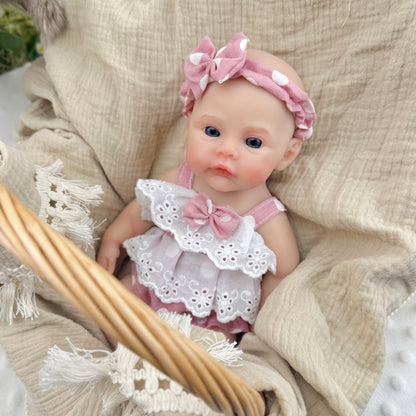 Bambina reborn Meadow in silicone da 30 cm con vestitini a pois rosa