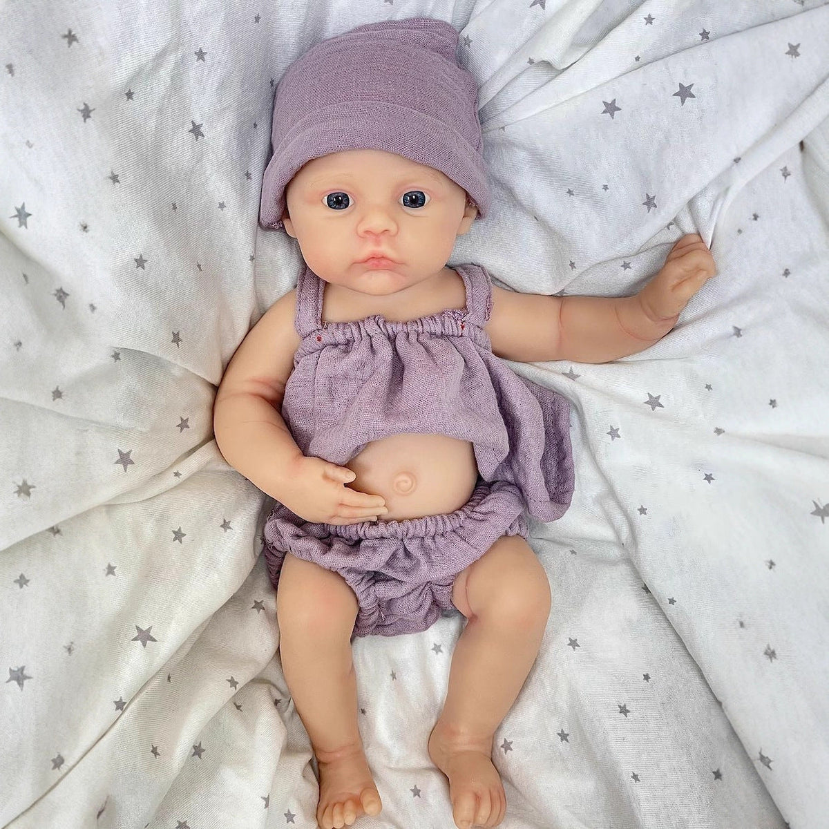 Neonata rinata in silicone morbido da 30 cm con occhi azzurri e vestiti viola - Meadow