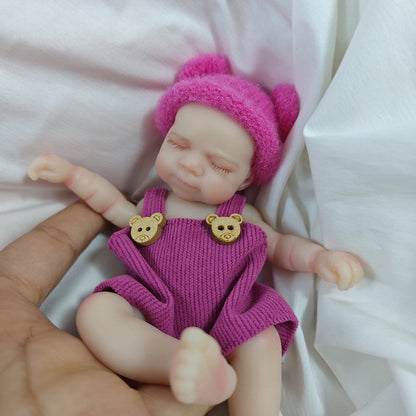 Mini bambola reborn in silicone da 6 pollici con occhi chiusi Pascale con salopette da orsetto