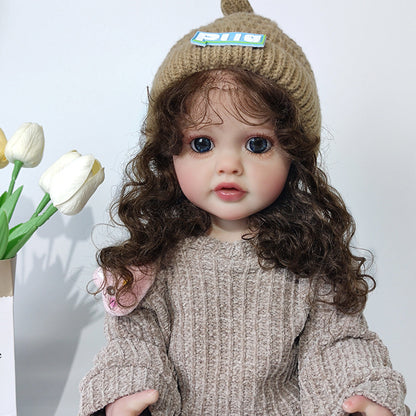 Bambola Reborn da 22 pollici con capelli ricci e maglione marrone - Betty