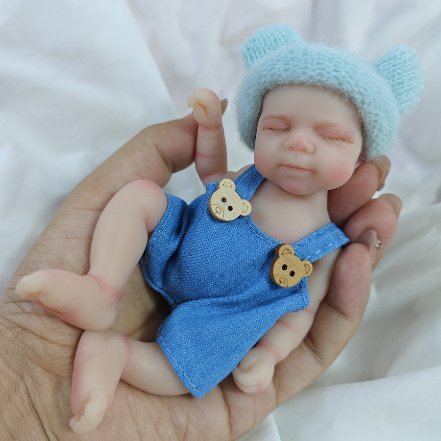 Mini bambola reborn in silicone da 6 pollici con occhi chiusi Pascale con salopette da orsetto