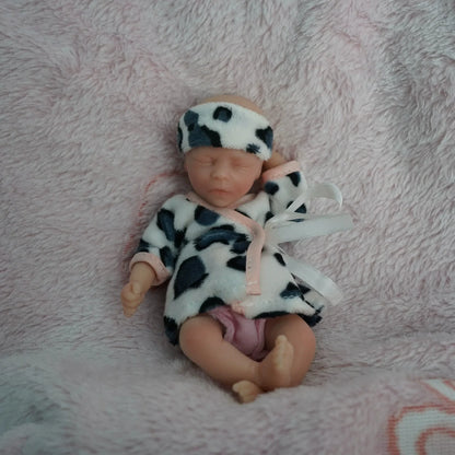 Mini bambola reborn da 6 pollici con occhi chiusi in abiti da mucca - Darren