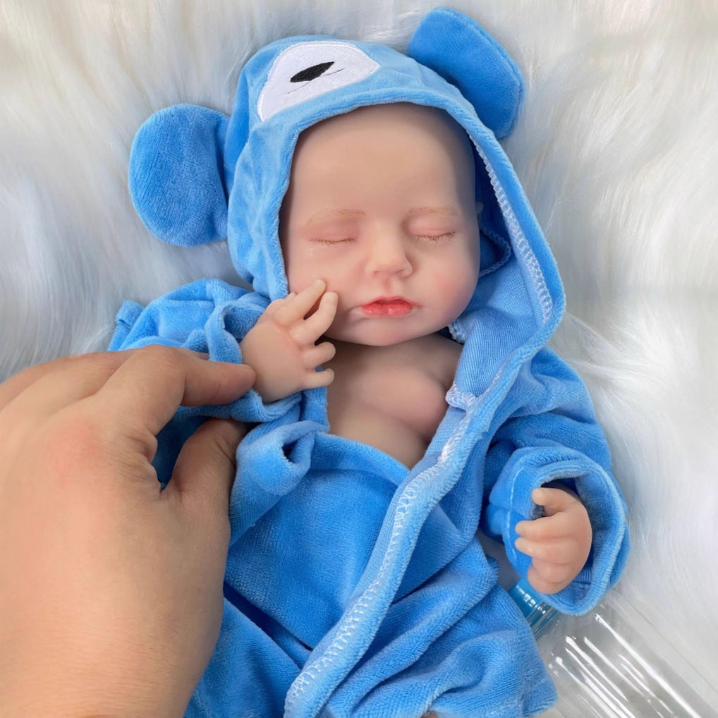 Bambola reborn Loulou addormentata in silicone realistico da 30 cm in accappatoio blu