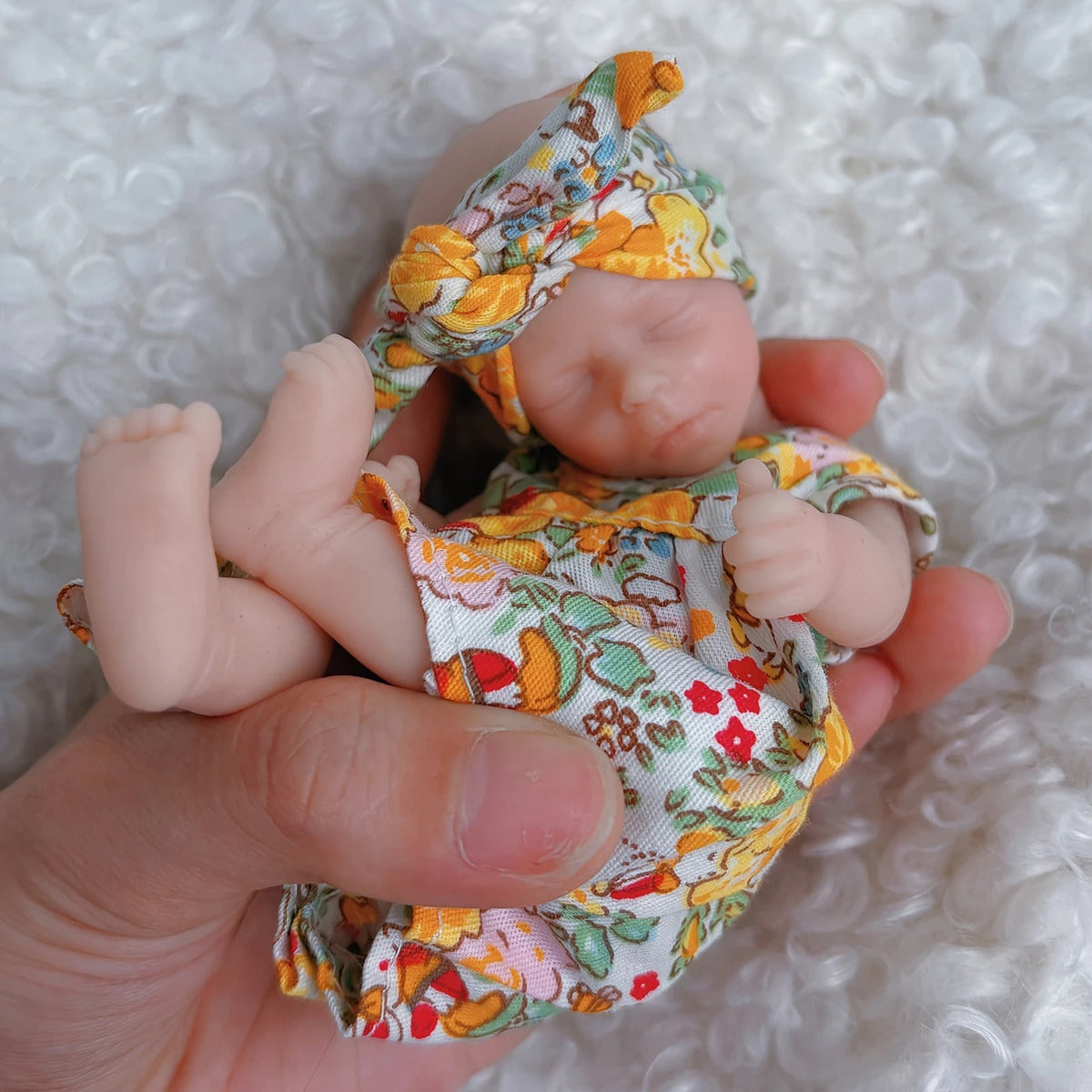 Mini bambola reborn da 6 pollici con occhi chiusi ragazza con abiti gialli - Darren