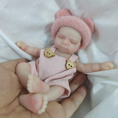 Mini bambola reborn in silicone da 6 pollici con occhi chiusi Pascale con salopette da orsetto